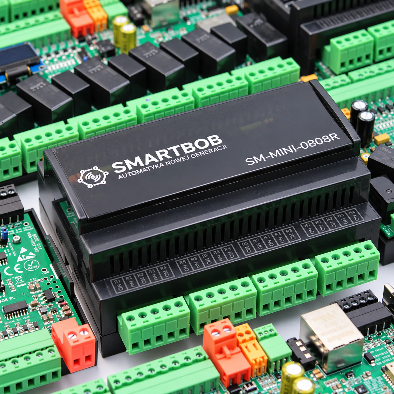 Controller SMARTBOB SM-MINI-0808R tra moduli di automazione